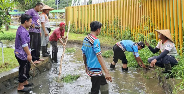 Gotong royong untuk membersihkan area sekitar rumah sakit